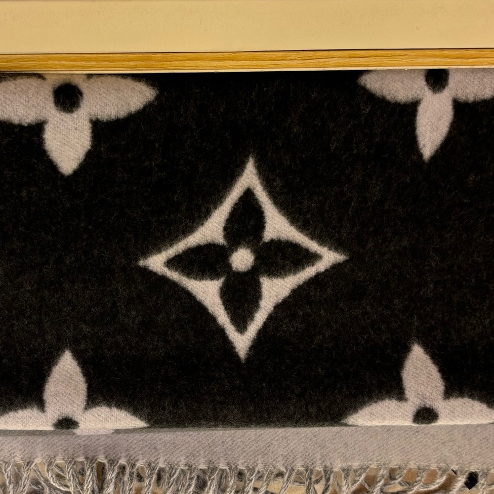 Louis Vuitton cashmere scarf - Picture 3 of 3